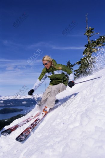 正在滑雪的人