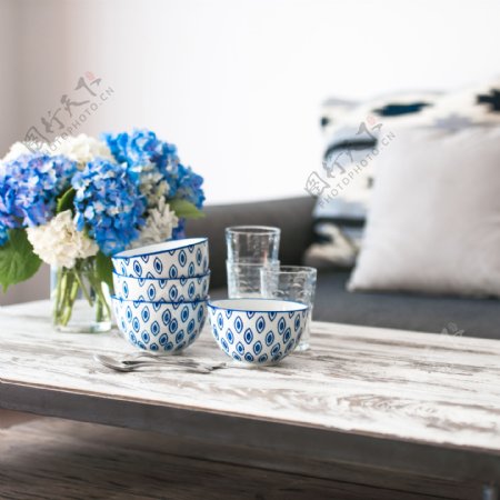 蓝色花纹碗与鲜花图片
