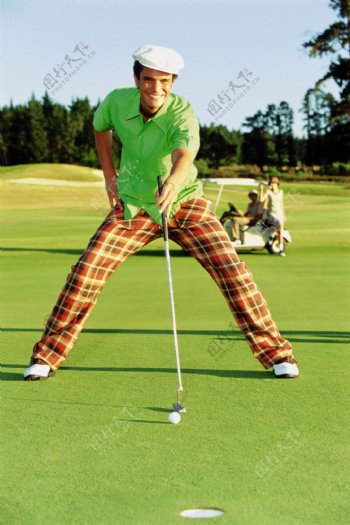 打高尔夫球的时尚男人图片