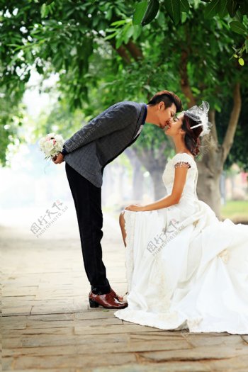 接吻的情侣婚纱摄影图片