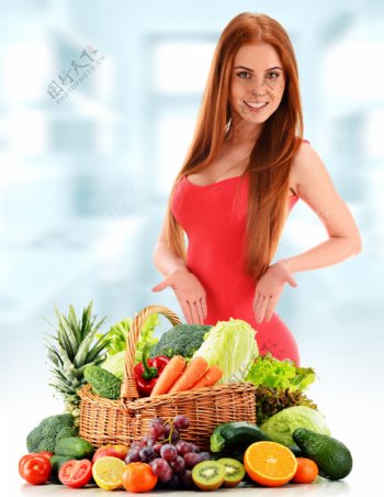 介绍一篮子健康蔬菜的美女图片