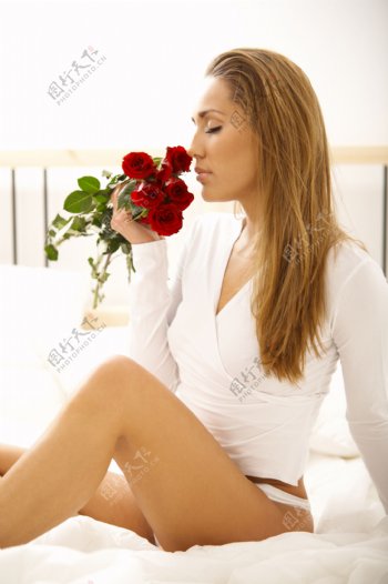 闻玫瑰花香的性感美女图片