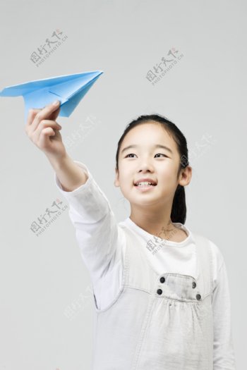 拿着纸飞机的可爱女生图片