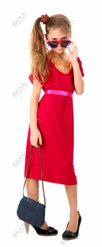 穿红裙子的时尚女孩图片
