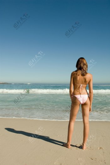 沙滩上的美女背影图片