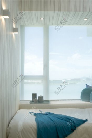 现代简约卧室窗户设计图
