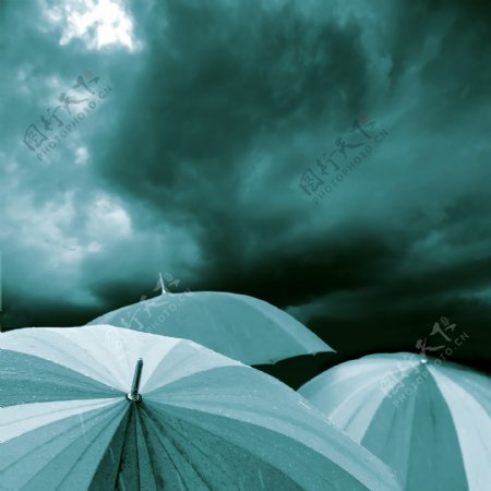 乌云与雨伞图片