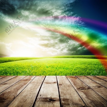 彩虹与草地木板图片