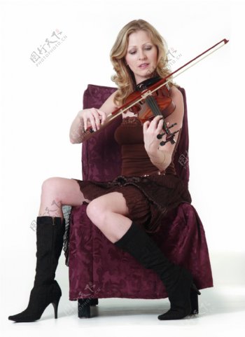 美女拉小提琴图片