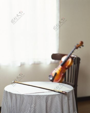 桌椅上放置的小提琴图片