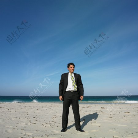 沙滩上的商务男性图片