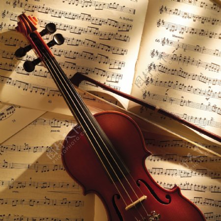 小提琴与音乐乐谱特写图片
