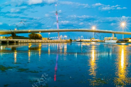 灯光璀璨的码头桥梁夜景图片