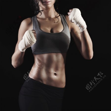练拳击的健身女性图片