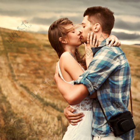 田野中亲吻的情侣图片