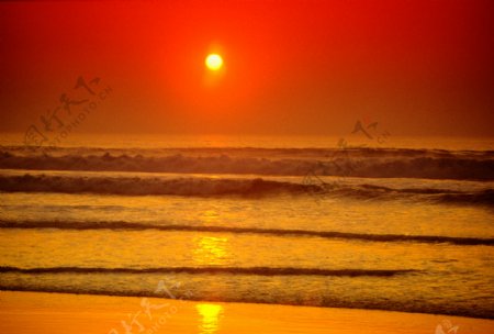 日落夕阳下的海边图片