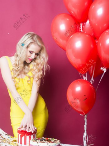 红色气球过生日美女图片
