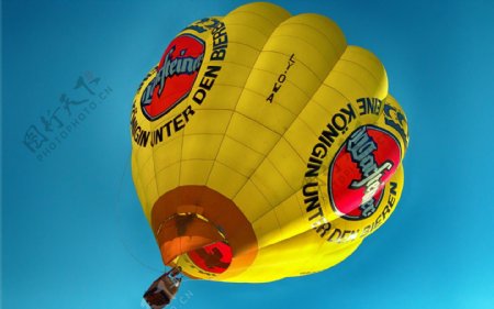 空中热气球图片