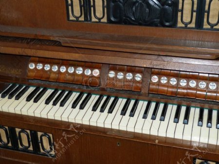 复古的木头钢琴