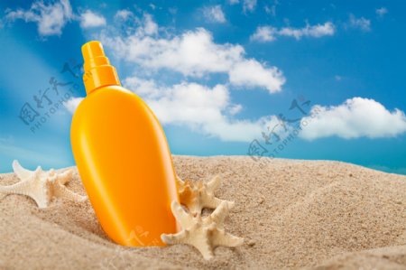 沙滩上的防晒油