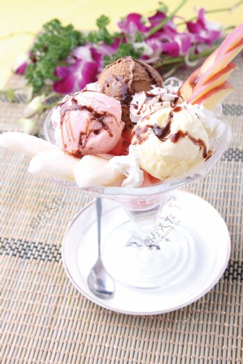 三色冰淇淋图片