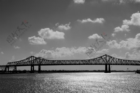 唯美黑白色大桥图片