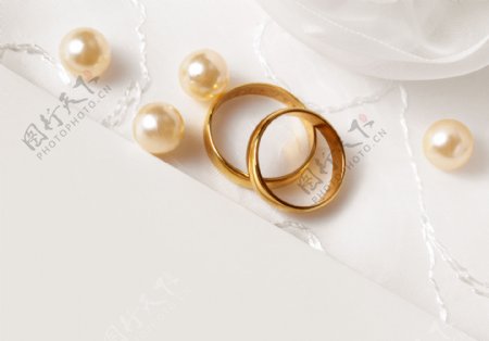 珍珠与金戒指背景图片