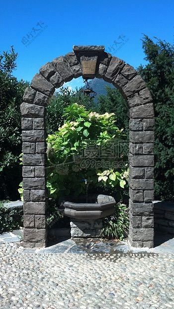 石头拱门喷泉