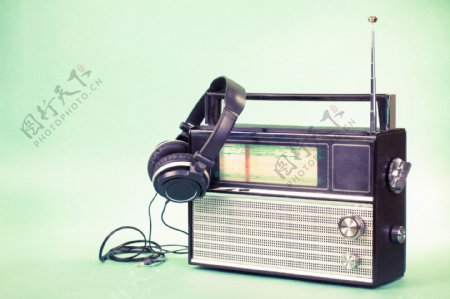 古老的收音机耳麦背景图片