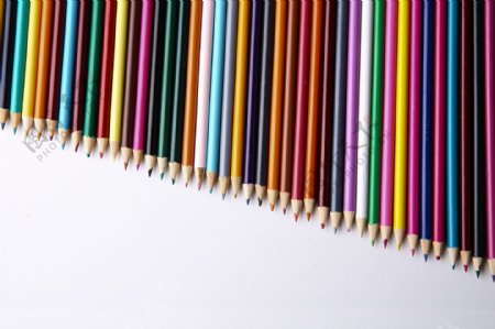 排成梯形的彩色铅笔图片