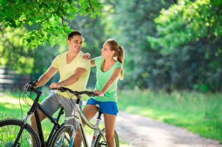骑自行车健身的情侣图片