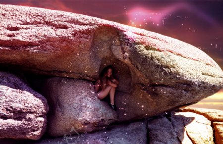 躲在岩石里的女人图片