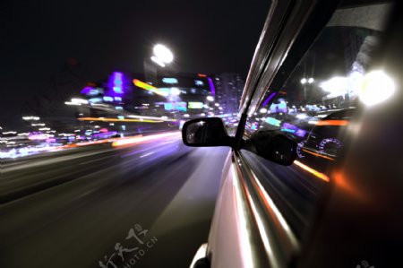 城市街道飞速行驶的轿车图片
