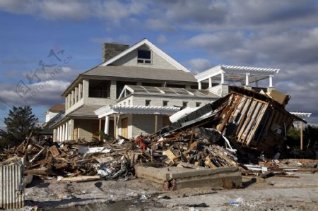 地震倒塌的房子图片