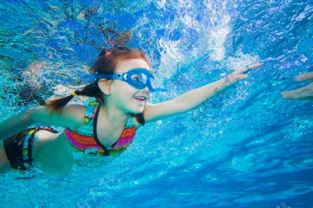 戴上眼罩海底游泳的女孩图片