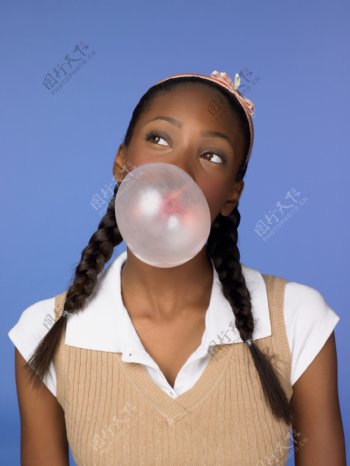 吹泡泡糖的黑人美女图片