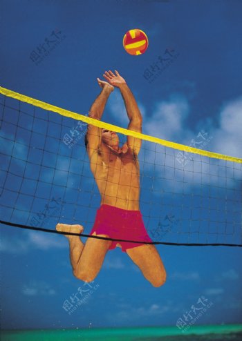打沙滩排球的外国男士图片