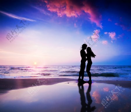 海边浪漫情侣剪影图片