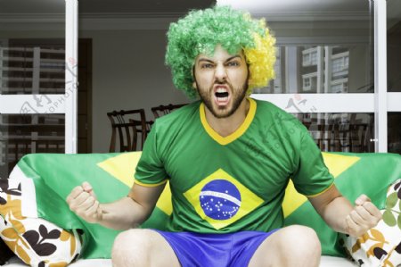 呐喊的巴西球迷图片