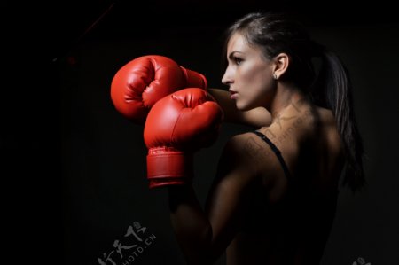 打拳击的女人图片