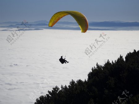 美丽云海风景与滑翔伞图片