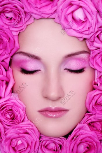 闭目女性面孔和紫色玫瑰图片