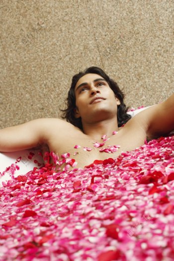 正在泡玫瑰浴的印度男性图片