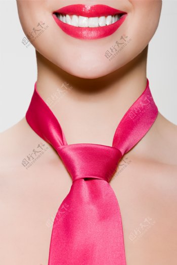 系粉红领带的人物图片图片