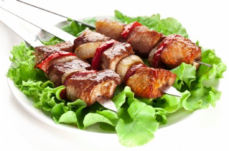 烤牛肉串与生菜图片