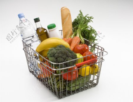 购物篮里的蔬菜水果图片