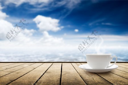 蓝天白云与咖啡杯子图片
