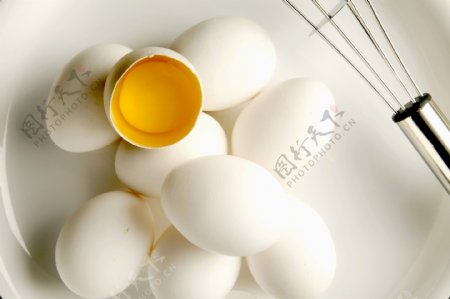 白色鸡蛋和打蛋器图片