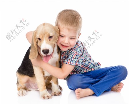 抱着狗狗的外国小孩图片