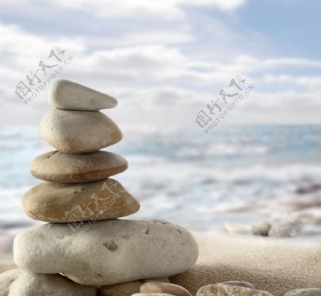 沙滩上叠起的石头
